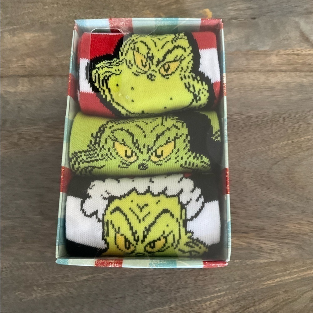 The Grinch 3 pairs Men’s Crew Socks in Box